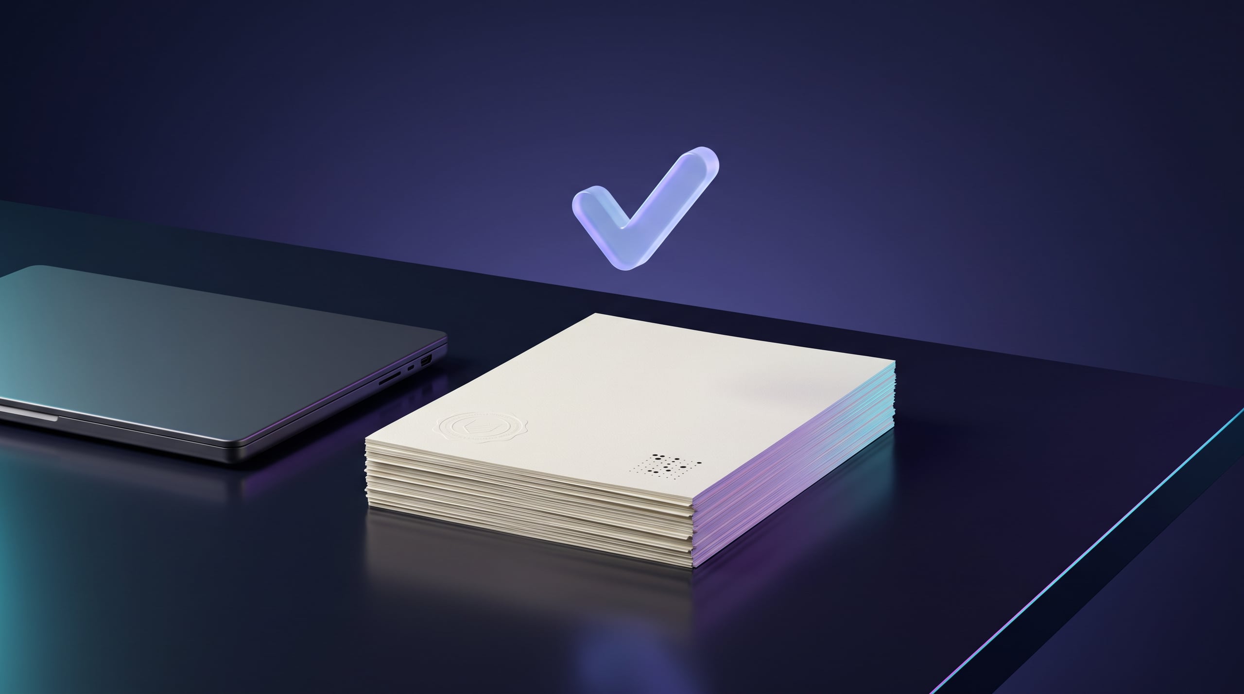 Documentos formales en blanco con un sello en relieve y un código cuadrado junto a un portátil cerrado, con una marca de verificación luminosa encima